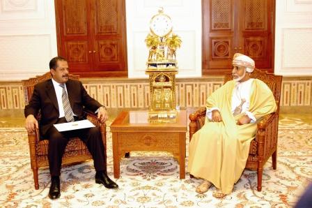 السلطان قابوس أثناء استقباله د. مجور أمس